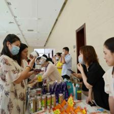 巾幗力量顯擔當，延邊州婦聯(lián)舉辦“巾幗助力復工復產(chǎn)”日用百貨銷售活動聚合力